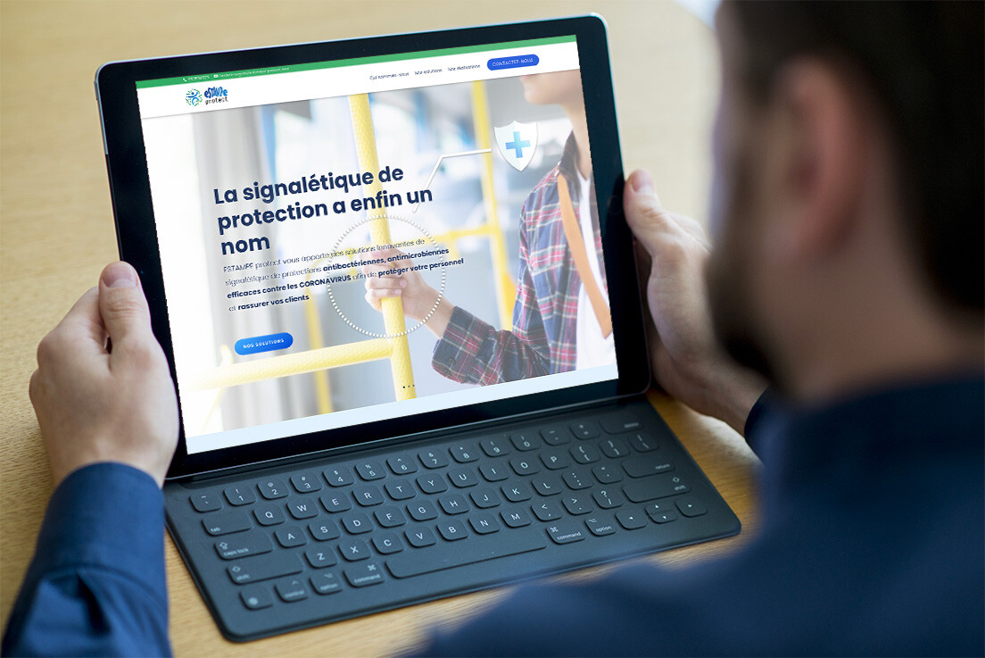 Homme regardant le site internet de l'entreprise Estampe protect à Soissons dans l'Aisne